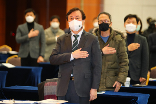 서울 용산구 백범김구기념관에서 22일 열린 민주주의4.0 연구원 창립총회 및 제1차 심포지엄에서 도종환(가운데) 이사장 겸 연구원장이 국기에 경례하고 있다.   연합뉴스